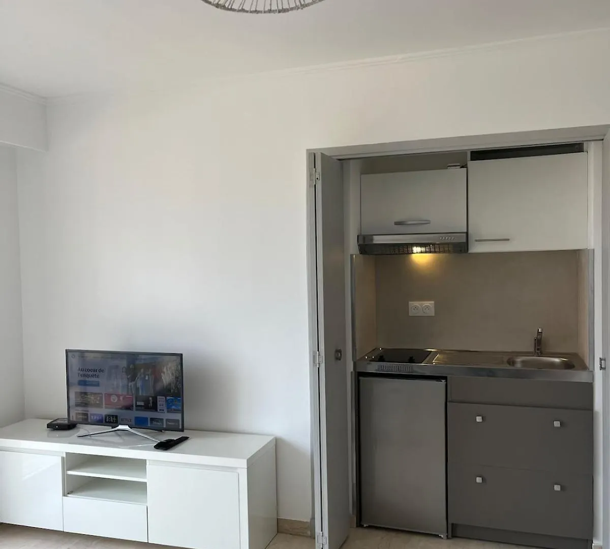 Studio Dernier Etage Renove Vallauris France